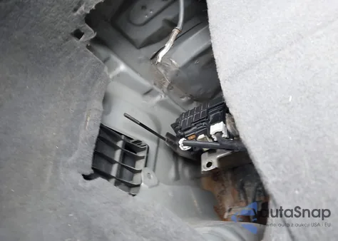 2005 Toyota Prius z USA, uszkodzony, nr VIN JTDKB20U757041029